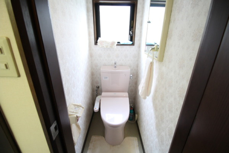 トイレ　温水洗浄便座付トイレ。トイレットペーパーの収納に便利な棚付き！