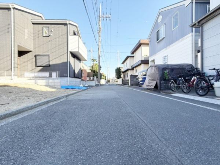 ���̑����n�@�O�ʓ��H�͓쑤��5.0�������ɐړ����Ă���܂��B